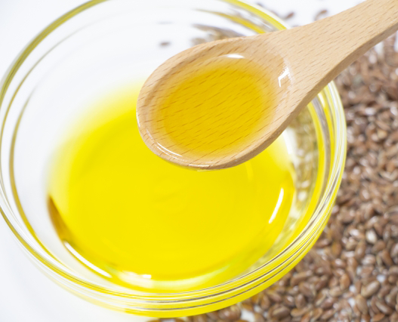 亜麻の種子からとれるアマニ油